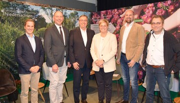 ber Mglichkeiten und Konsequenzen bei der Verwendung von Torfersatzstoffen im Gartenbau diskutierten im Studio des Oldenburger Lokalsenders O1 (v.l.) Dr. Sebastian Kipp, Prof. Dr. Bernhard Beler, Hajo Hinrichs, Dr. Gerlinde Michaelis (Moderation), Dirk Klefer und Michael Bank whrend der Online-Fragestunde der Landwirtschaftskammer Niedersachsen Gartenbau ohne Torf  wie geht das?.