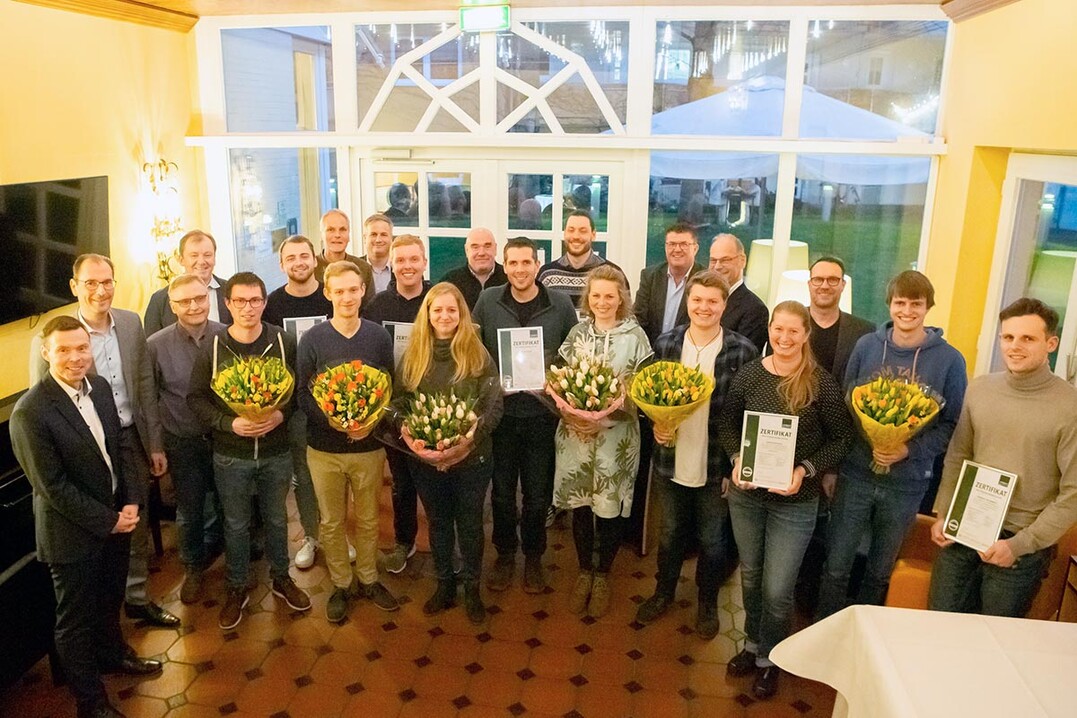 Personen auf dem Bild (v.l.): Thomas Keuschen, Carsten Tovenrath, Franz Teuwen, Richard Niehues, Markus Große-Coosmann, Andre Honnen, Marcel Bongartz (vorne), Torsten Wolf, Christoph Nobis, Niklas Lastering, Nadine Bongartz, Stephan Eichner, Stefan Mehlem, Aaron Koch, Carina Dramm, Bert Schmitz, Tim Becker (vorne), Wolfgang Schubert, Kerstin Saathoff, Hennig Janssen, Daniel Böhm, Hendrik von Danwitz