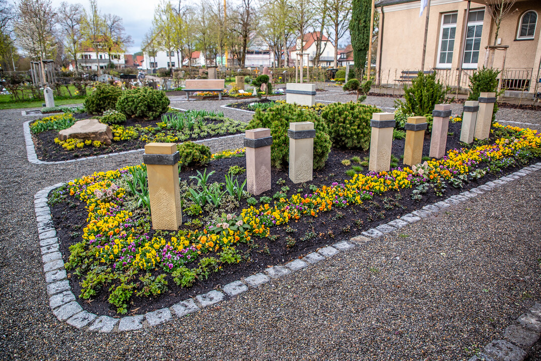 Auf dem stdtischen Friedhof entstand ein blhender Garten der Erinnerung.