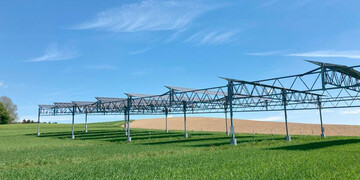 Bei Drre sogar ertragssteigernd: Hoch aufgestnderte Agri-Photovoltaikanlagen schtzen durch Beschattung