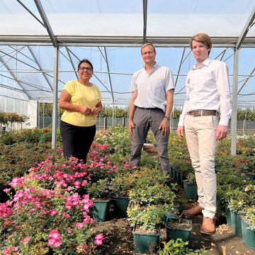v.l.n.r: MdB Glistan Yksel, Betriebsinhaber Harald Hallen und Marius Tegethoff, Bereichsleiter Produktion / Qualittssicherung, BdB