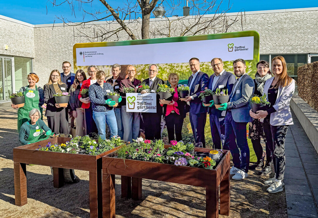 Thomas Kirsch (3. von rechts), Gesch�ftsf�hrer des Bundesverbands Einzelhandelsg�rtner (BVE) im Zentralverband Gartenbau (ZVG) mit weiteren Partnern beim Auftakt der bundesweiten Aktionswoche �Torffrei g�rtnern!�