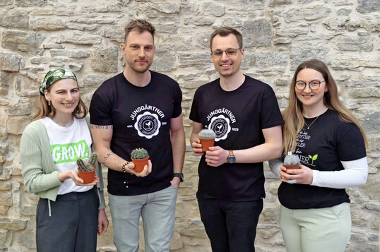Der neue Bundesvorstand der Arbeitsgemeinschaft, von links: Antonia Nopens (Beisitzerin), Viktor Pause (Vorsitzender), Johannes Grote (1. stellvertretender Vorsitzender) und Lina Rompf (Beisitzerin). Nicht im Bild: Malene Seim (Beisitzerin) und Samuel Ford (2. stellvertretender Vorsitzender).