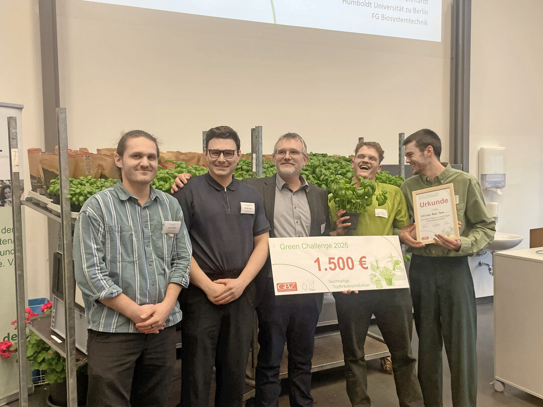 Vergabe des DGG-Green Challenge-Preises an das �Low Input Basil Team� der Humboldt-Universit�t zu Berlin � Nachhaltige Wege zur innovativen Topfkr�uterproduktion. Auf dem Bild von links: Organisatoren Jonas Buck und Philipp Olak, DGG-Pr�sident Dr. Walter Dirksmeyer und das Gewinnerteam Oskar Erhardt und Jakob G�tte.
