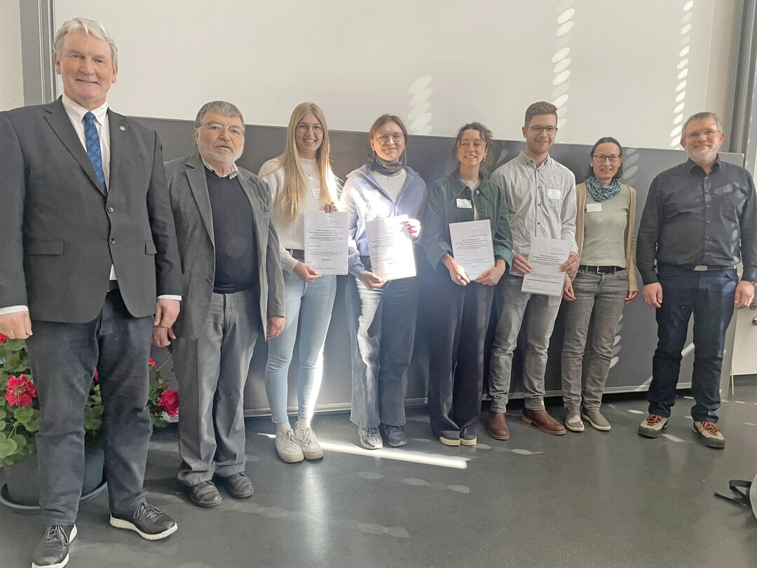 BHGL-Posterpreise f�r Nachwuchswissenschaftler. Von links: BHGL-Pr�sident Marc-Guido Megies, Vorsitzender BHGL-F�rderverein G�nter Bornschein, 1. Posterpreis Kyra Br�ntjen, Hochschule Osnabr�ck, 2. Posterpreis Lea Kochmann, Hochschule Osnabr�ck, 3. Posterpreis Lara B�rig, Julius K�hn-Institut, Sonderpreis Studierende, Linus Arlt, Hochschule Osnabr�ck, Jurysprecherin Dr. Sylvia Plaschyl, DGG-Pr�sident Dr. Walter Dirksmeyer.