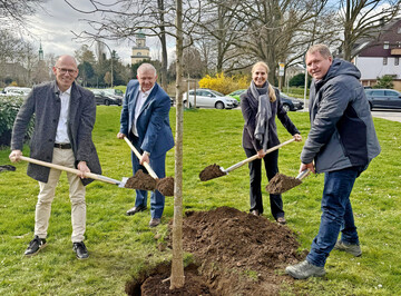Baumpflanzung in Witten, von links: Markus Guhl, Dirk Leistner, Katja Strauss-Köster und Christoph Dirksen.