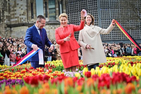(v.l.) Arjan Smit (TPN-Präsident), Franziska Giffey (Bürgermeisterin von Berlin und Senatorin für Wirtschaft, Energie und Betriebe) und Hester Somsen (Botschafterin des Königreichs der Niederlande in Deutschland) zerschnitten um 12 Uhr feierlich das niederländisch-deutsche Band.
