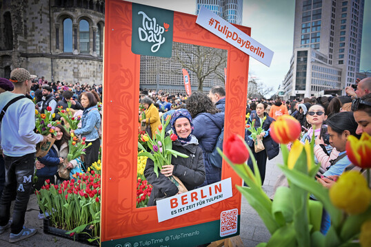 Mehrere Tausend Menschen warteten bis zu zwei Stunden, um sich ihren Gratis-Strauß aus zehn Tulpen selbst auszusuchen und mit nach Hause zu nehmen.