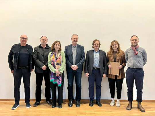 Preisträgerin Johanna Wennemar (2. von rechts), umgeben von Kuratoriumsmitgliedern (v. l.n.r.): Landschaftsarchitekt Heiner Luz, Prof. Norbert Kühn, TU Berlin (stellvertretender Vorsitzender Karl-Foerster-Stiftung), Landschaftsarchitektin Marianne Mommsen, Preisstifter Matthias Ulmer (Geschäftsführer Verlag Eugen Ulmer), Erstprüfer Prof.
Jürgen Bouillon, Zweitprüfer Prof. Christian Ranck