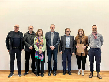 Preistr�gerin Johanna Wennemar (2. von rechts), umgeben von Kuratoriumsmitgliedern (v. l.n.r.): Landschaftsarchitekt Heiner Luz, Prof. Norbert K�hn, TU Berlin (stellvertretender Vorsitzender Karl-Foerster-Stiftung), Landschaftsarchitektin Marianne Mommsen, Preisstifter Matthias Ulmer (Gesch�ftsf�hrer Verlag Eugen Ulmer), Erstpr�fer Prof.
J�rgen Bouillon, Zweitpr�fer Prof. Christian Ranck