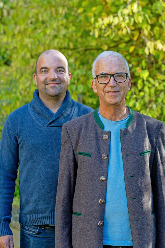 Familienbetrieb: Bei �Stauden Panitz� arbeitet mittlerweile schon die dritte Generation. G�rtnermeister und Betriebsleiter Arno Panitz hat das �G�rtner-Gen� weitergegeben und auch seinen Sohn Max f�r diesen Beruf begeistert. Arno Panitz selbst hat den 1960 von seinen Eltern gegr�ndeten Betrieb bereits vor �ber 35 Jahren �bernommen. �Stauden Panitz� liegt in Rottenburg an der Laaber, rund 50 km s�dlich von Regensburg. Die idyllische und etwas abgeschiedene Lage am Waldrand �ndert nichts daran, dass es sich um eine der wichtigsten Adressen der Branche handelt. Auf rund vier Hektar Fl�che kultiviert die Familie Panitz mit ihren Mitarbeiterinnen und Mitarbeitern Stauden f�r s�mtliche Lebensbereiche.