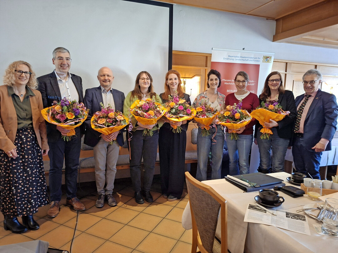Von links: Uta Hübner, AELF Fürth-Uffenheim mit den Referenten der Fachtagung Gartenbau Roland Maierhöfer, FdF Bayern, Gerd Twilling, ehemals ekaflor, Lena Müller, AELF Fürth-Uffenheim, Anna Gramsch, Gärtnerei Gramsch, Sophie Altmann, Gärtnerei Altmann, Annette Berger, Bayerisches Umweltministerium, Beate Biecker-Royackers, LWG Veitshöchheim und Dr. Herbert Siedler, AELF Fürth-Uffenheim.