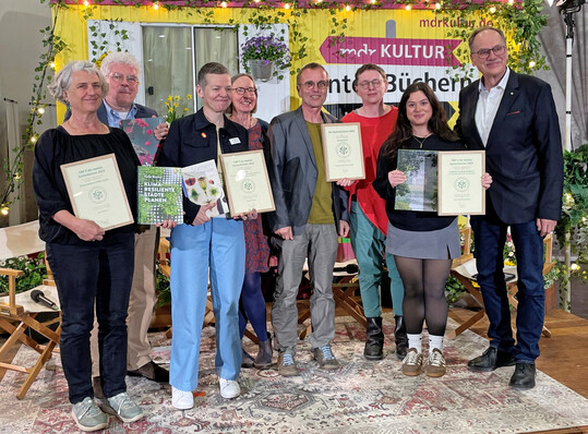 Die Preistr�ger mit Urkunden von links: Katja Richter (�Klimaresiliente St�dte�), Pia Werner (Leitung Presse- und �ffentlichkeitsarbeit Prestel Verlag, Penguin Random House Verlagsgruppe) und Sabrina Virone (Presse- und �ffentlichkeitsarbeit, Gerstenberg Verlag).