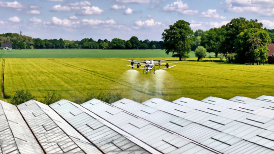 Hier schattiert die Drohne ein Gew�chshaus am Niederrhein.