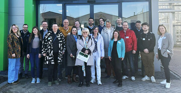 Die Besuchergruppe nach dem Rundgang vor einem Geb�ude des NPEC.