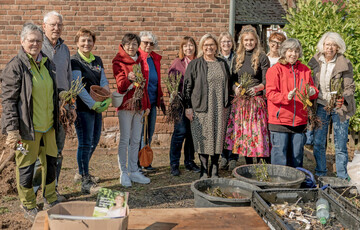 Gemeinsames Engagement in Stockheim – Bürgerforum Glauburg pflanzt gemeinsam mit der Steinfurther Rosenkönigin Theresa Hildebrandt wurzelnackte Rosen.