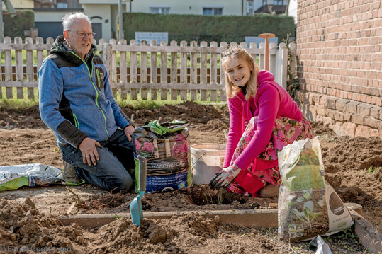 Dieter Leibold und Theresa Hildebrandt packen fleißig mit an.