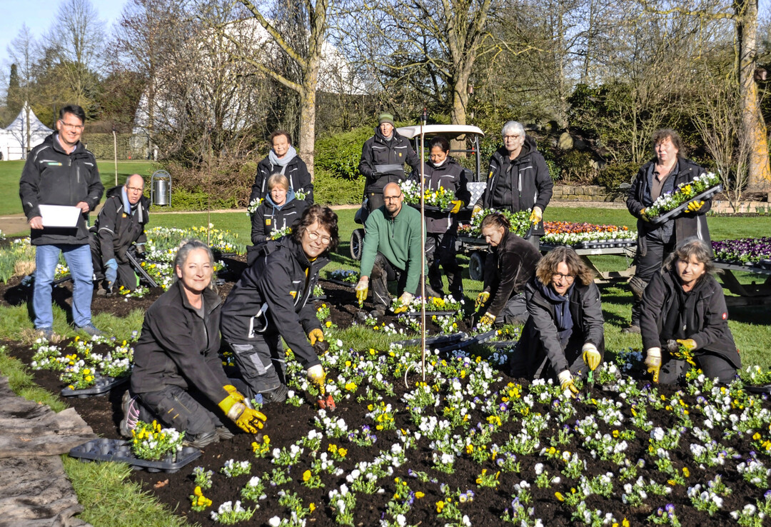Fleißig nutzen die Gärtnerinnen und Gärtner das sonnige Wetter, um die Blumenbänder im Park der Gärten zu bepflanzen.