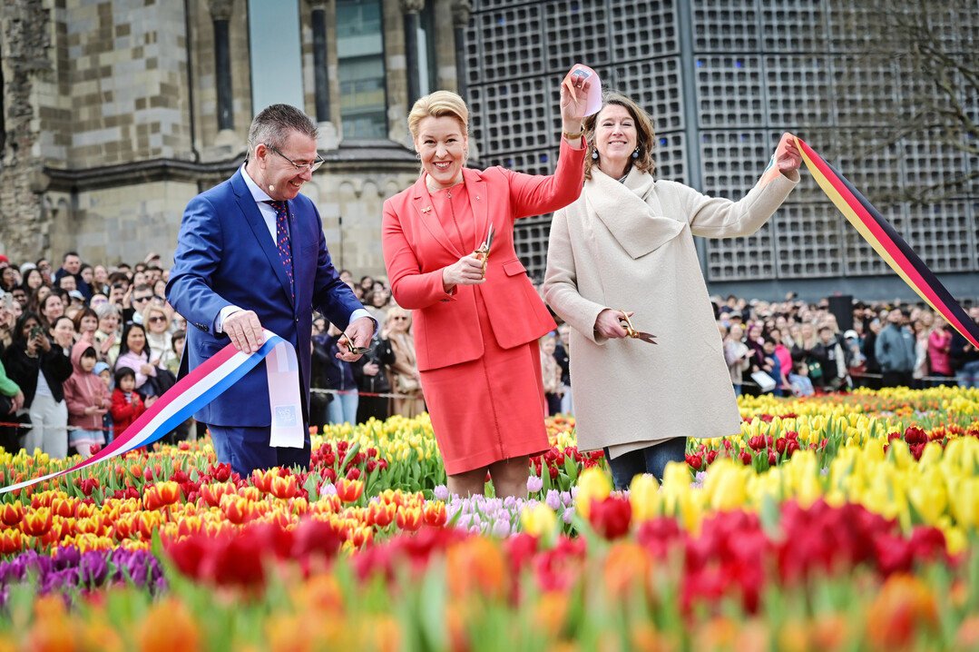 Von links: Arjan Smit (TPN-Pr�sident), Franziska Giffey (B�rgermeisterin von Berlin und Senatorin f�r Wirtschaft, Energie und Betriebe) und Hester Somsen (Botschafterin des K�nigreichs der Niederlande in Deutschland) �ffneten um 12 Uhr feierlich das niederl�ndisch-deutsche Band.