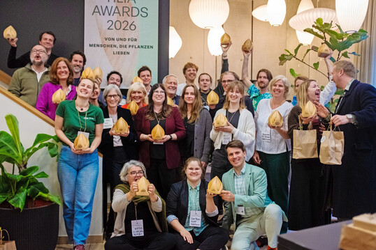 So sehen gl�ckliche Gewinner aus! Die ersten Tilia Awards in Berlin waren ein gro�er Erfolg. Die Liste aller Preistr�ger, Sponsoren und F�rderer steht auf www.tilia-awards.com.