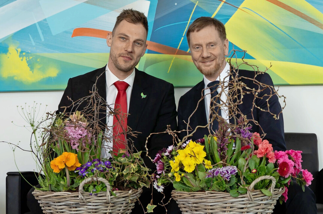 Viktor Pause (links), Vorstandsmitglied des Gartenbauverbandes Mitteldeutschland, richtete im Namen der mitteldeutschen G�rtner fr�hlingshafte Gr��e an Sachsens Ministerpr�sident Michael Kretschmer aus.