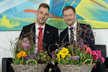 Viktor Pause (links), Vorstandsmitglied des Gartenbauverbandes Mitteldeutschland, richtete im Namen der mitteldeutschen G�rtner fr�hlingshafte Gr��e an Sachsens Ministerpr�sident Michael Kretschmer aus.