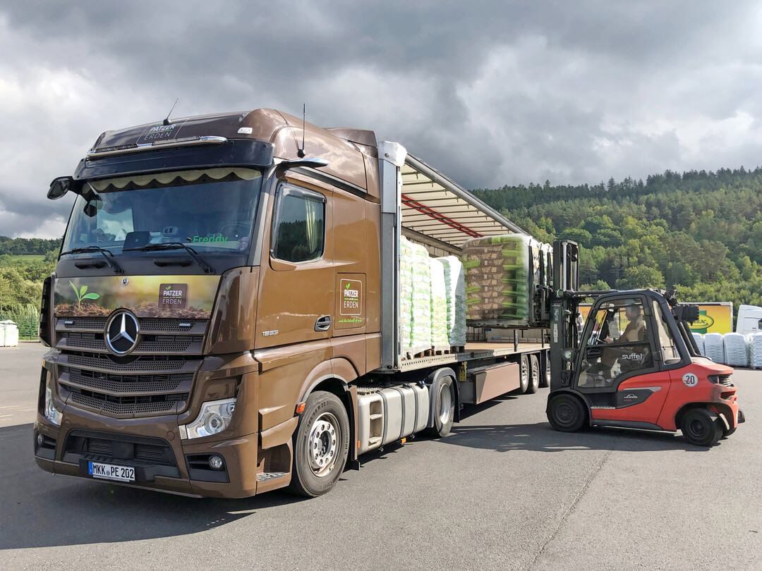 Die PATZER ERDEN GmbH hat in die Erweiterung und Modernisierung ihrer Erdenwerke in Jossa (Abbildung), Warngau und Gubkow investiert. Damit stellt das familiengeführte Unternehmen die Weichen für eine größere Unabhängigkeit bei der Aufbereitung von Rohstoffen zu Substratausgangsstoffen, erweitert seine Produktionskapazitäten und erhöht die Versorgungssicherheit.