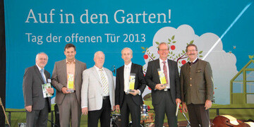 Staatssekretr Robert Kloos (r.) mit den Preistrgern des Deutschen Innovationspreis Gartenbau 2013 beim Tag der offenen Tr 2013