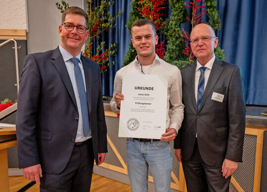 Ehrung als Pr�fungsbester bei der Landwirtschaftskammer NRW in Bad Sassendorf: Kammerpr�sident Karl Werring (rechts) und Kammerdirektor Dr. Arne Dahlhoff �berreichen Jonas Gehr die Urkunde.