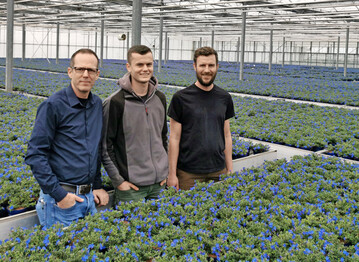 Von rechts: Andr� Ripkens und Jonas Gehr von Topfpflanzen Ripkens mit Marcus Trappe von Agrobusiness Niederrhein.