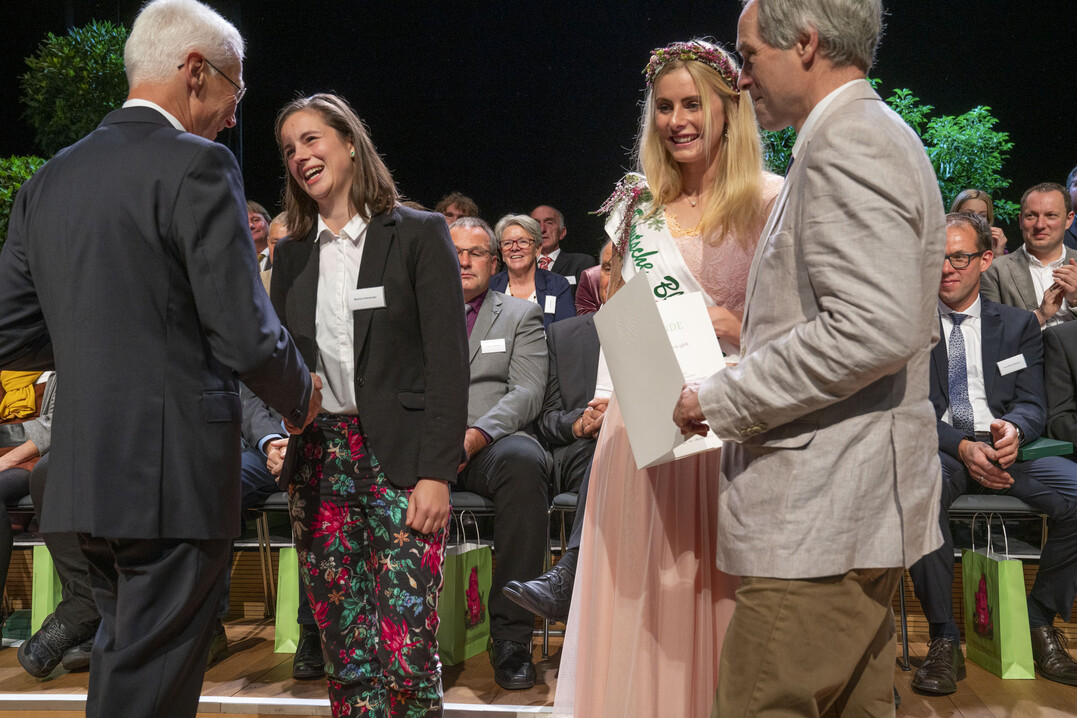 Der Ehrenpreis des Bundesministeriums fr Ernhrung und Landwirtschaft
im Bereich Standaufbau im Hallenschauwettbewerb wurde fr hervorragende Leistungen in Bronze an das BlumenTeamBuerle GbR aus Obersulm verliehen. 
Den Preis nahm Martina Hamberger entgegen.
