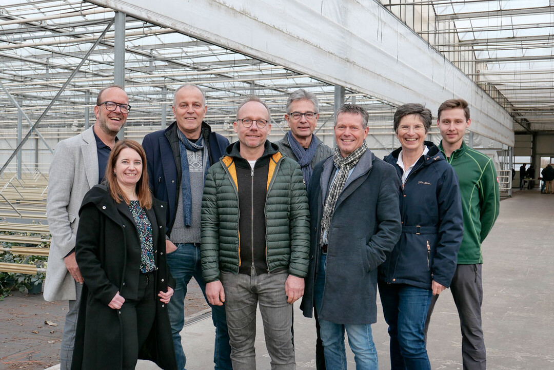 KI im Gartenbau - Das war das Thema beim Besuch im Gartenbaubetrieb von Thomas Viehweg, zu dem im Rahmen des Projekts „Agropole Innovates“ eingeladen wurde.
v.l. John van Helden, Yookr, Yvonne van der Velden, Brightlands Campus Greenport Venlo, Marcel Claus, Geemente Venray, Thomas Viehweg, Gartenbau Viehweg, Wouter Middel, W2R Drone Projects, Eric Brouwers, Paletti Growers, Dr. Anke Schirocki, Agrobusiness Niederrhein, Lukas Vieweg, Gartenbau Viehweg Foto: Agrobusiness Niederrhein