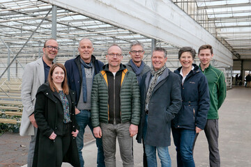 KI im Gartenbau - Das war das Thema beim Besuch im Gartenbaubetrieb von Thomas Viehweg, zu dem im Rahmen des Projekts Agropole Innovates eingeladen wurde.
v.l. John van Helden, Yookr, Yvonne van der Velden, Brightlands Campus Greenport Venlo, Marcel Claus, Geemente Venray, Thomas Viehweg, Gartenbau Viehweg, Wouter Middel, W2R Drone Projects, Eric Brouwers, Paletti Growers, Dr. Anke Schirocki, Agrobusiness Niederrhein, Lukas Vieweg, Gartenbau Viehweg Foto: Agrobusiness Niederrhein