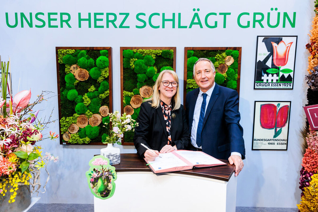 Andrea Kirchhoff, Geschäftsführerin der BGI Service UG und Oliver P. Kuhrt unterzeichneten den Vertrag auf der IPM Essen.