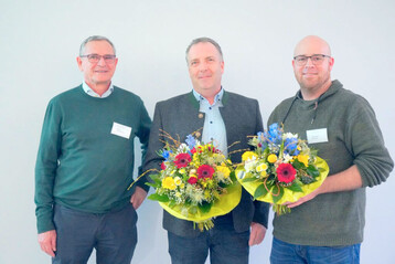 Martin Hussermann gratuliert als stellvertretender Vorsitzender Michael Moll und Christoph Hokema zur ihrer Wiederwahl.