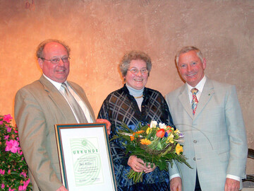 Der damalige ZVG-Prsident Karl Zwermann (r.) ehrte 2004 Dr. Karl Richter  hier mit seiner Frau  von 100 Teilnehmern aus dem gesamten Bundesgebiet in Pirna-Zuschendorf.