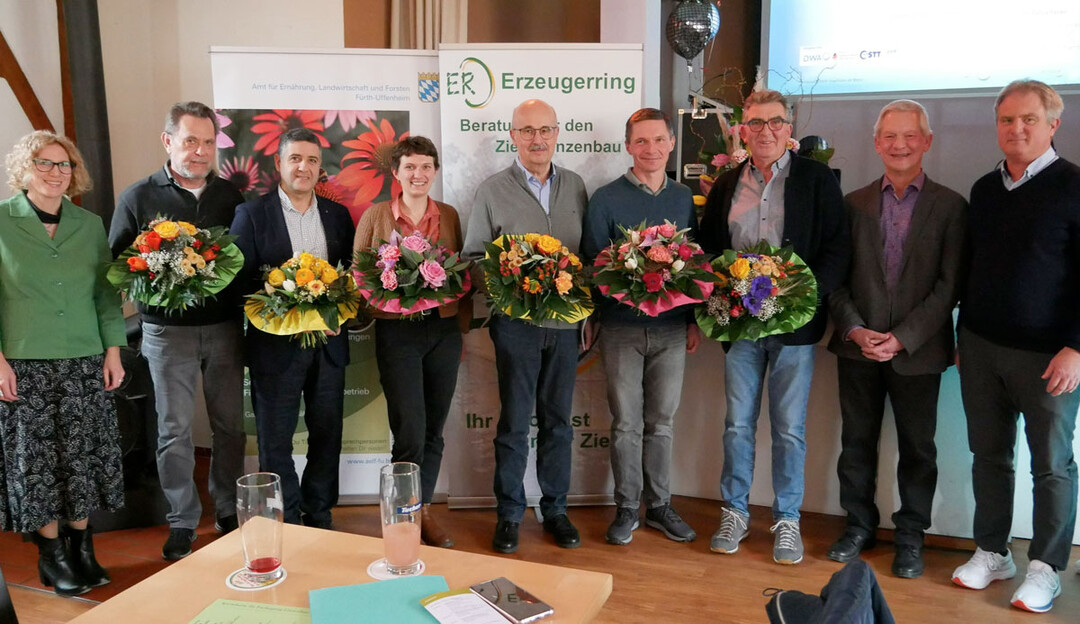 Veranstalter und Referenten Fachtagung Gartenbau 2024 (von links): Uta Hüb-ner, AELF Fürth-Uffenheim; Jürgen Zörner, irriport GmbH; Parssa Razavi, irriport GmbH; Susanne Lang, Fraunhofer IEG; Prof. Dr. Bernhard Hauser, HSWT; Darius Kolodziej, Gartenbau-Versicherung; Kurt Scherdi, Gärtnerei Scherdi; Josef Hof-bauer, AELF Fürth-Uffenheim; Bernhard Nill, Vorsitzender Erzeugerring für Blu-men und Zierpflanzen Mittelfranken e.V.