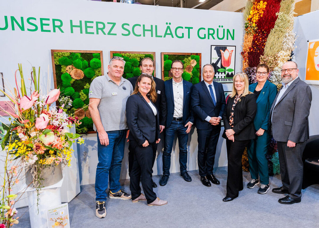 BGI Vorstand und Geschftsfhrung trafen sich mit den Verantwortlichen der Messe Essen zur Unterzeichnung der Verlngerung des Kooperationsvertrages fr das BGI Trade Center auf der IPM ESSEN: (v.l.n.r.) Christian Mller, BGI-Vorstand, Sabina Grokreuz, Geschftsbereichsleiterin Marketing Messe Essen, Christian Willeke, BGI-Vorstand, Thomas Berthold BGI-Vorstand, Oliver P.Kuhrt, Geschftsfhrer Messe Essen, Andrea Kirchhoff, Geschftsfhrerin BGI Service UG, Andrea Hlker, Projektleiterin IPM ESSEN, Frank Zeiler, Geschftsfhrer BGI e.V..