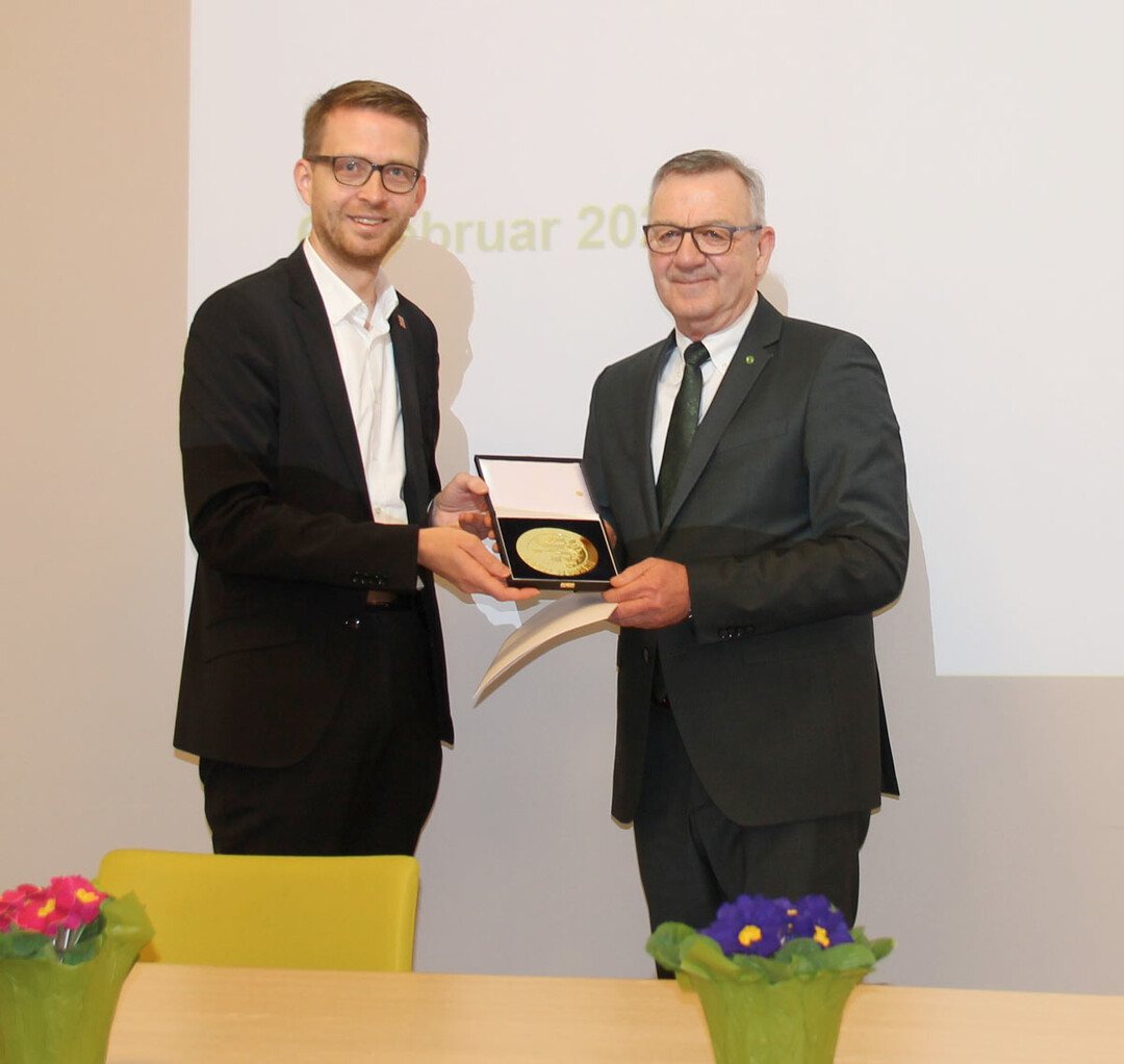 Der hessische Agrarstaatssekretär Michael Ruhl (links) überreichte an Jürgen Mertz die Ehrenplakette des hessischen Landwirtschaftsministeriums in Gold.