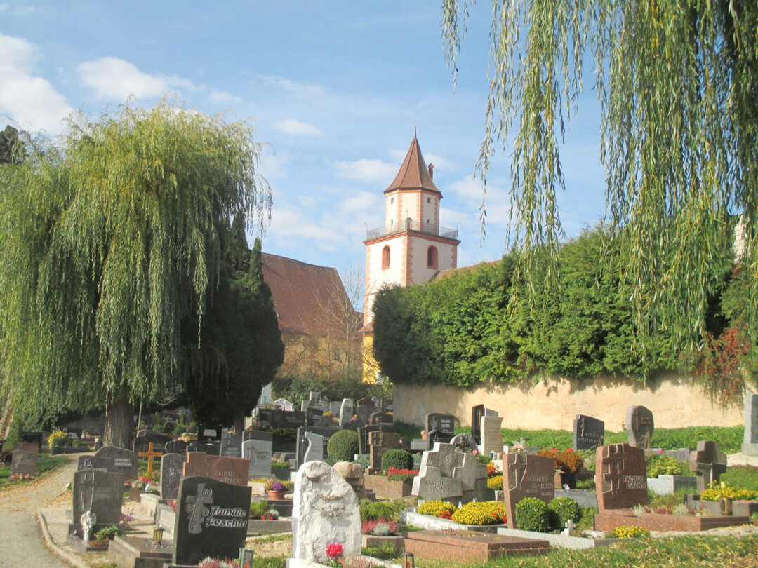 Friedhof Grfenberg mit altem Baumbestand