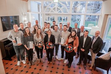 Personen auf dem Bild (v.l.):
Daniel Hunzelar, Richard Upmann, Eva-Maria Aldenhoff, Richard Niehues, Anne van Soest, Torsten Wolf, Dorothee Rump, Friederike Greve, Christian Lohmann, Melanie Bank, Markus Stahl, Marco Hochkirchen, Philipp Kster, Jan Heuger, Wolfgang Schubert, Laura Pelters, Carsten Tovenrath, Willi Andree, Thomas Keuschen, Benjamin Elbers.
