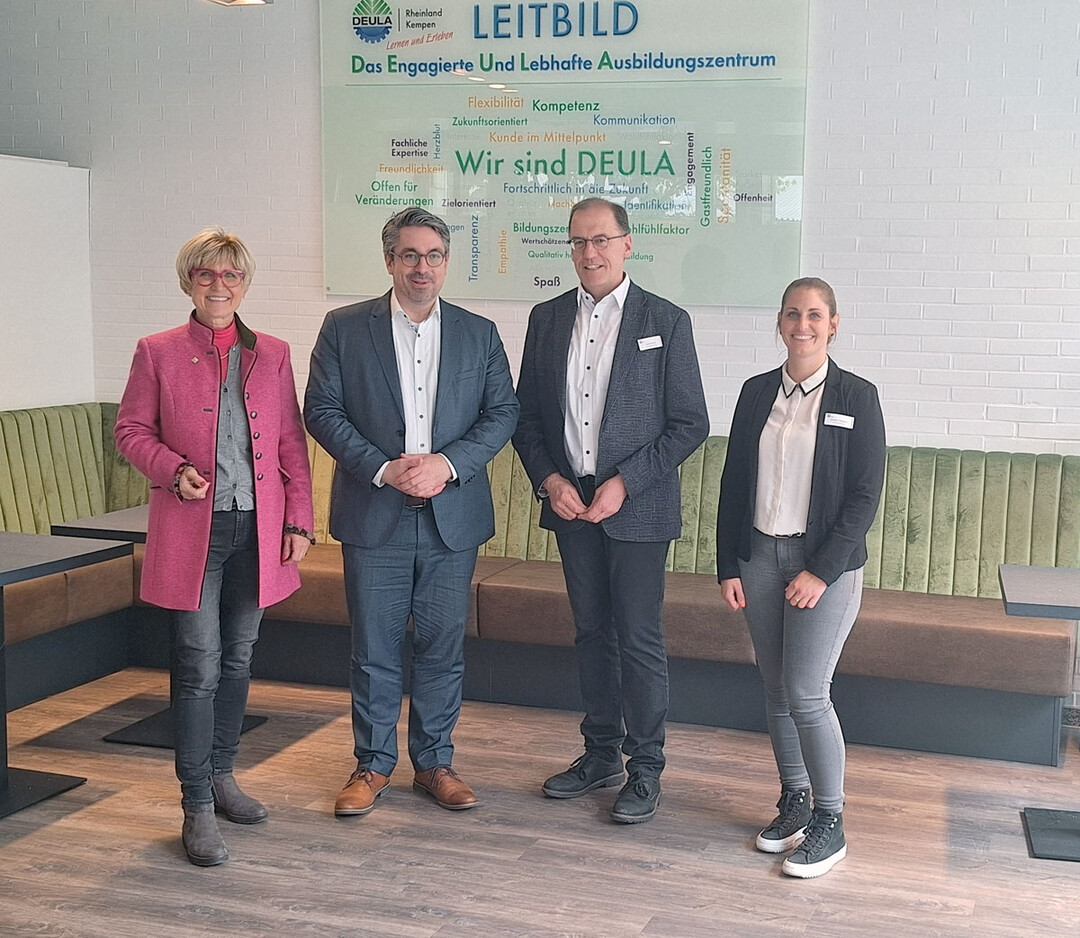 Von links: Eva Kähler-Theuerkauf (Präsidentin Landesverband Gartenbau NRW), Bundestagsabgeordneter Stefan Rouenhoff, Gerd Krewer (Geschäftsführer DEULA Rheinland), Jennifer Peterburs (Geschäftsleitung DEULA Rheinland)