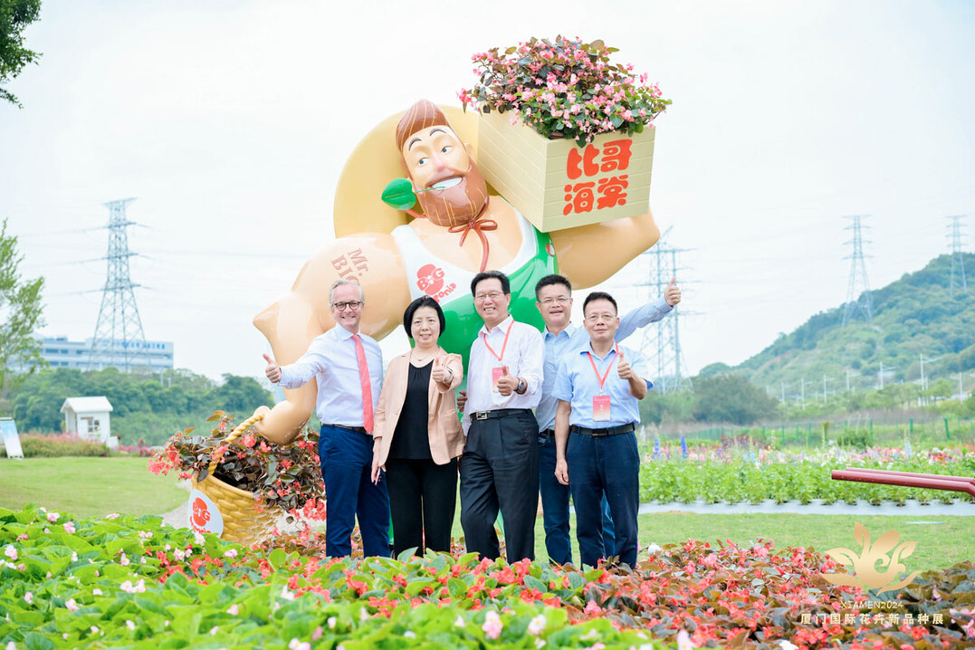 Von links Matthias Redlefsen (CEO von Benary), Xuemei Liu (Stellv. Generalsekretärin der China Flower Association), Shengyi Peng (President der Fujian Flower Association),
Ruiqi Zhan (CEO von Tangchao & Ican Seed), Chuankun Liao (Direktor des Amtes für Landwirtschaft und ländliche Entwicklung des Haicang Bezirkes, Xiamen)