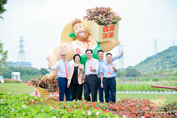 Von links Matthias Redlefsen (CEO von Benary), Xuemei Liu (Stellv. Generalsekretrin der China Flower Association), Shengyi Peng (President der Fujian Flower Association),
Ruiqi Zhan (CEO von Tangchao & Ican Seed), Chuankun Liao (Direktor des Amtes fr Landwirtschaft und lndliche Entwicklung des Haicang Bezirkes, Xiamen)