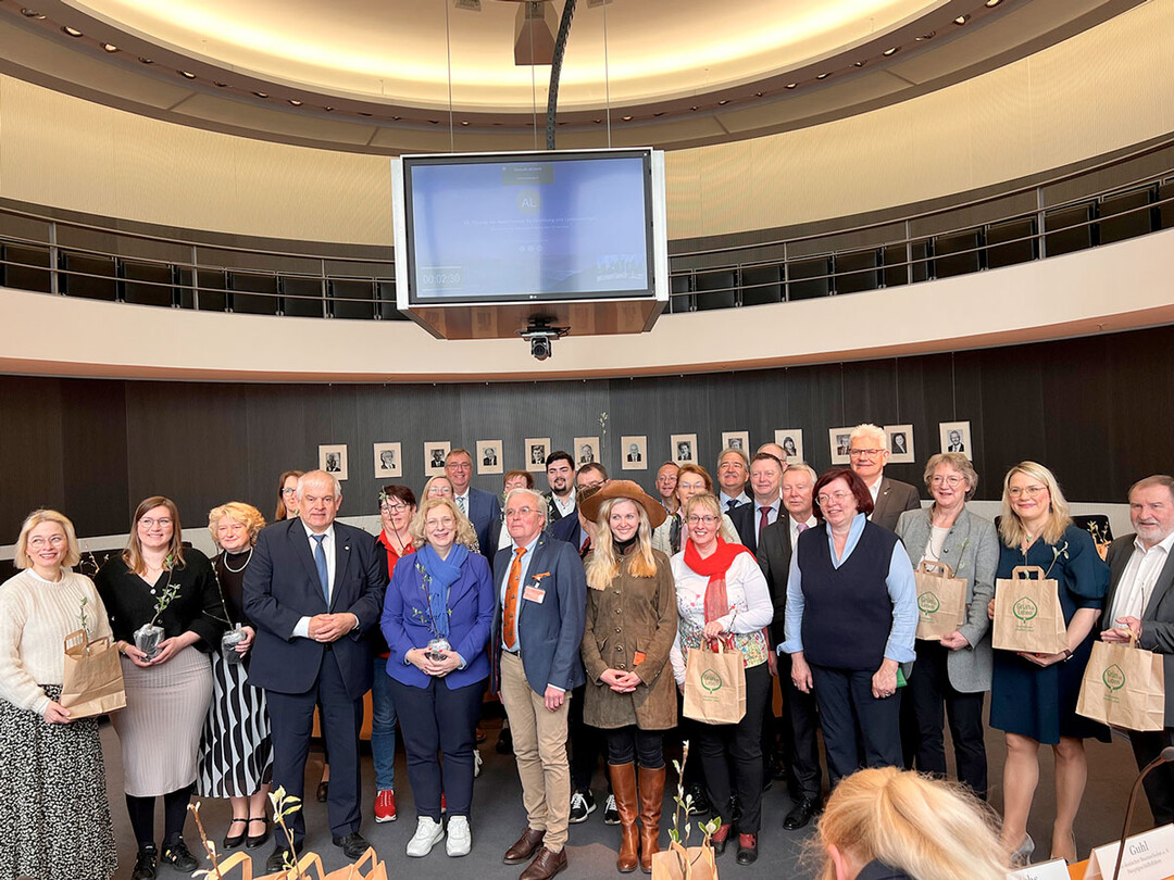 Die bergabe des Baumes an den Ausschuss findet bereits seit vielen Jahren statt und unterstreicht mit ihrer Regelmigkeit die grundlegende Bedeutung des Gartenbaus und der Forstwirtschaft fr die Gesellschaft.
Bild: BdB/Marius Tegethoff