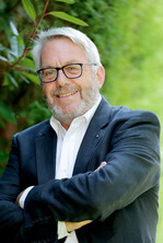 Jochen Sandner ist seit drei Jahrzehnten beruflich in Gartenschau-Welt zu Hause. Unter anderem war er Geschäftsführer bei der BUGA Potsdam 2001 GmbH und der BUGA Schwerin 2009 GmbH. 2010 übernahm er die Geschäftsführung der Deutschen Bundesgartenschau-Gesellschaft in Bonn, das Amt legte er altersbedingt Anfang 2024 nieder.