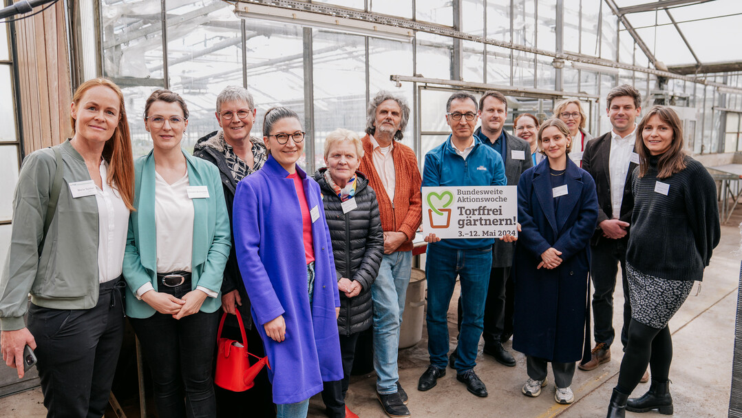 Partnerinnen und Partner der bundesweiten Aktionswoche „Torffrei gärtnern!“, die vom 3. bis 12. Mai 2024 erstmalig stattfindet. Von links: Maria Spittel (FNR), Christin Burmeister (FNR), Jolanda van Amerom (Natur im Garten), Stefanie Kinsky (Nabu), Steffi Trittel (Natur im Garten), Oliver Schruoffeneger (Stadtrat Charlottenburg-Wilmersdorf), Cem Özdemir (Bundeslandwirtschaftsminister), Kai Battenberg (Rewe Group), Sibylle Centgraf (Bezirksverordnete für Bündnis 90/Die Grünen), Marie Voigt (Nabu), Sabine Klingelhöfer (Neudorff), Benedikt Rilling (HfWU, Projekt HOT), Marja Rottleb (Nabu).<br>