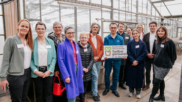Partnerinnen und Partner der bundesweiten Aktionswoche Torffrei grtnern!, die vom 3. bis 12. Mai 2024 erstmalig stattfindet. Von links: Maria Spittel (FNR), Christin Burmeister (FNR), Jolanda van Amerom (Natur im Garten), Stefanie Kinsky (Nabu), Steffi Trittel (Natur im Garten), Oliver Schruoffeneger (Stadtrat Charlottenburg-Wilmersdorf), Cem zdemir (Bundeslandwirtschaftsminister), Kai Battenberg (Rewe Group), Sibylle Centgraf (Bezirksverordnete fr Bndnis 90/Die Grnen), Marie Voigt (Nabu), Sabine Klingelhfer (Neudorff), Benedikt Rilling (HfWU, Projekt HOT), Marja Rottleb (Nabu).<br>