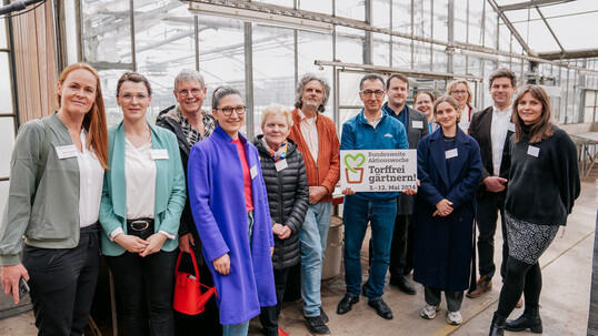 Partnerinnen und Partner der bundesweiten Aktionswoche Torffrei grtnern!, die vom 3. bis 12. Mai 2024 erstmalig stattfindet. Von links: Maria Spittel (FNR), Christin Burmeister (FNR), Jolanda van Amerom (Natur im Garten), Stefanie Kinsky (Nabu), Steffi Trittel (Natur im Garten), Oliver Schruoffeneger (Stadtrat Charlottenburg-Wilmersdorf), Cem zdemir (Bundeslandwirtschaftsminister), Kai Battenberg (Rewe Group), Sibylle Centgraf (Bezirksverordnete fr Bndnis 90/Die Grnen), Marie Voigt (Nabu), Sabine Klingelhfer (Neudorff), Benedikt Rilling (HfWU, Projekt HOT), Marja Rottleb (Nabu).<br>