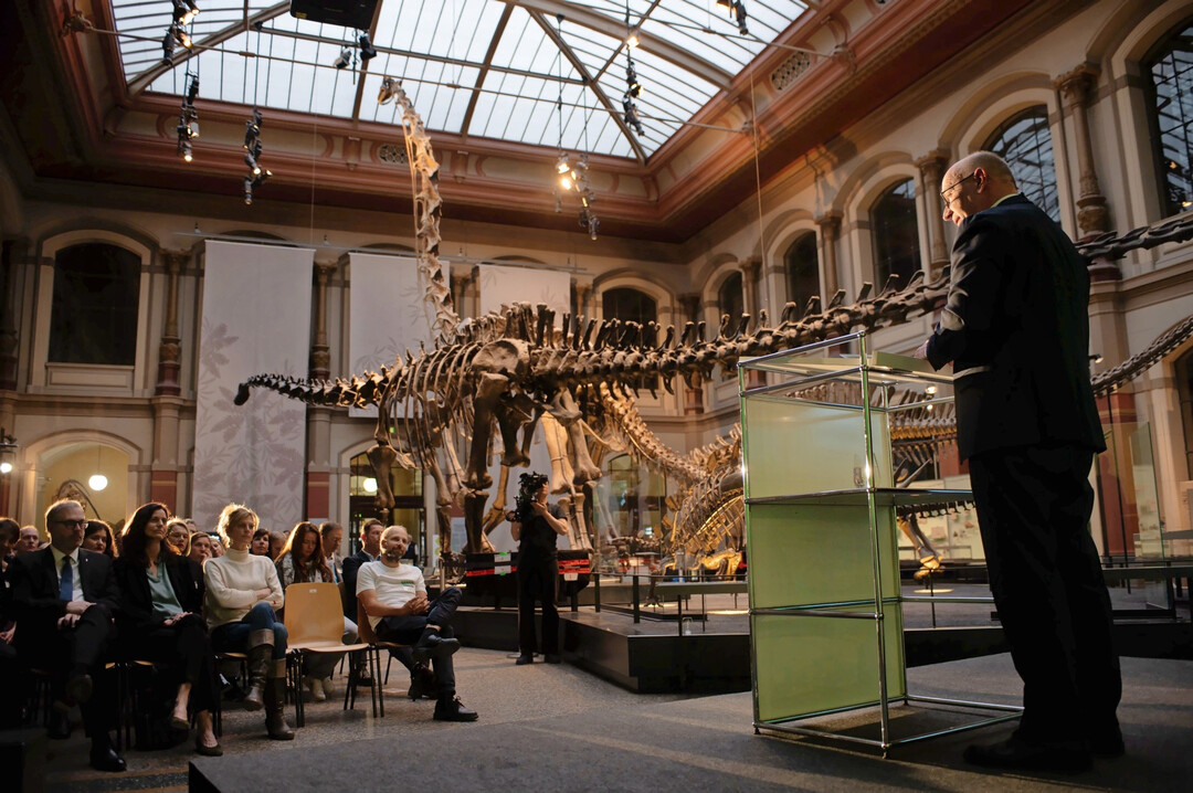 Berlins Regierender Bürgermeister Kai Wegener bei der Veranstaltung von Ecosia im Berliner Naturkundemuseum.